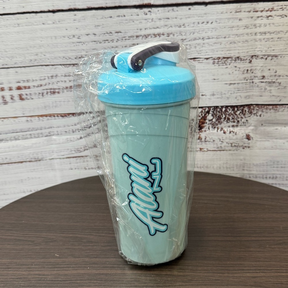 Alani Nu - Shake Bottle 20 oz (Blue/Blue Lid)